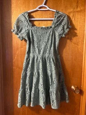 Woman’s Monteau Sage Green Lace Puff-Sleeve Dress Medium